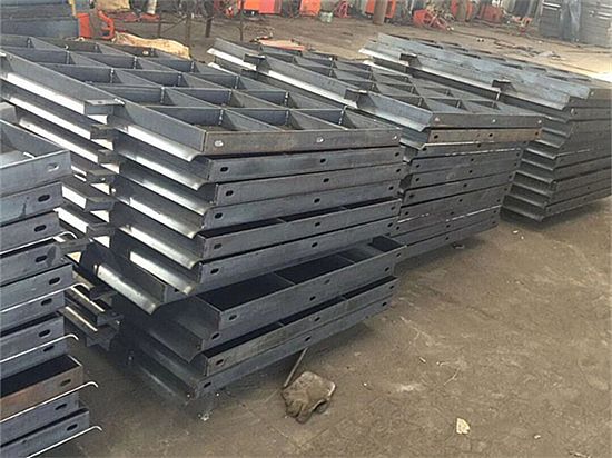 防撞墙模具与防撞护栏模具对比