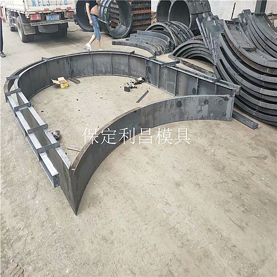 现浇拱形骨架模具种类与技术