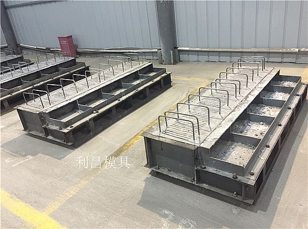 高铁遮板钢模具