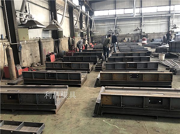 高铁遮板钢模具