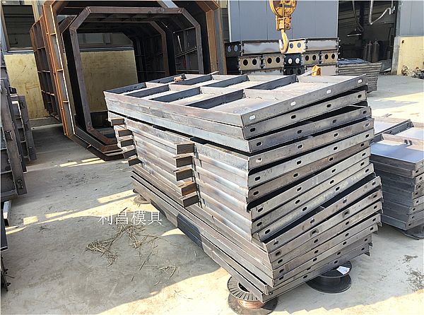 防撞墙钢模具