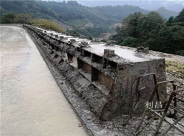 现浇防撞墙模具_简介