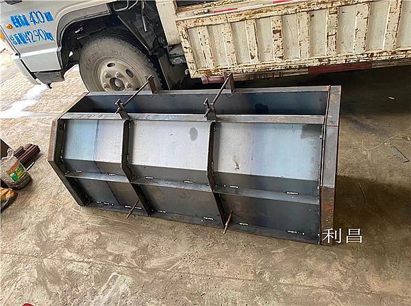 关于围墙底座模具的介绍