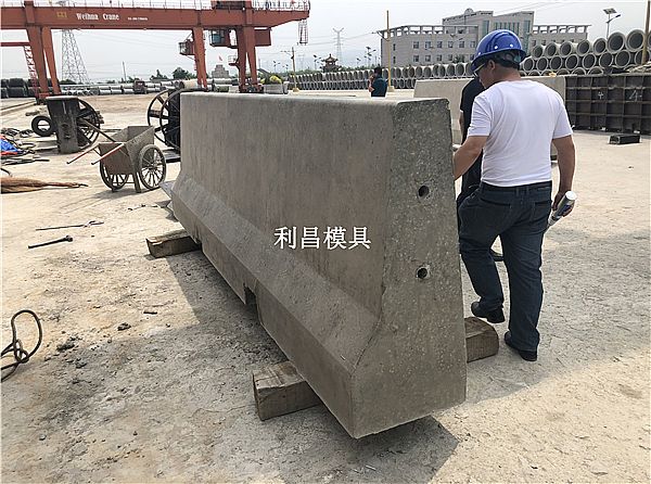 中央分隔带护栏模具