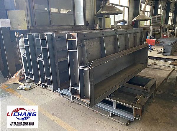 关于铁路遮板模具的介绍