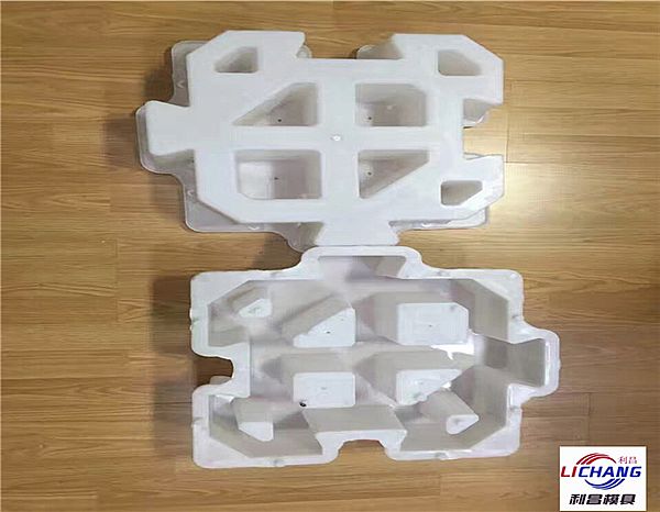 自嵌式护坡模具
