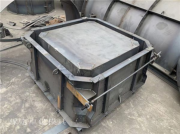 关于平铺式护坡模具的介绍