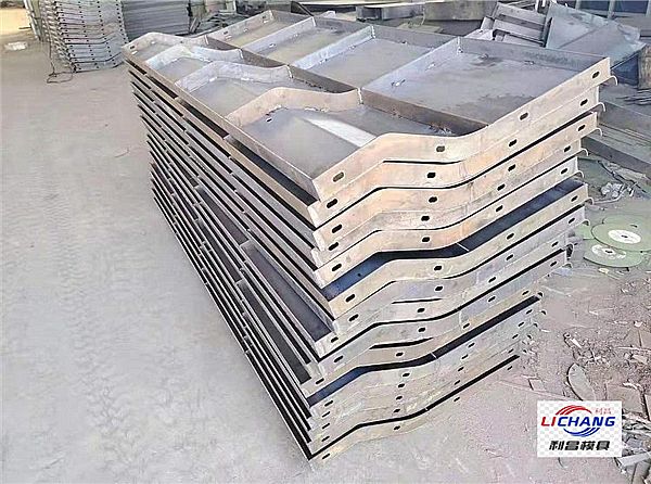 公路防撞护栏钢模板的应用领域