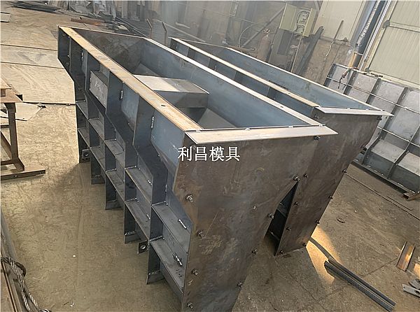 中央隔离墩模具如何更好服务于公路建设？