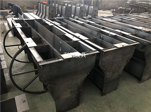 中分带混凝土护栏模具_简介