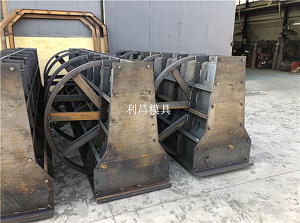 中分带混凝土护栏模具_简介