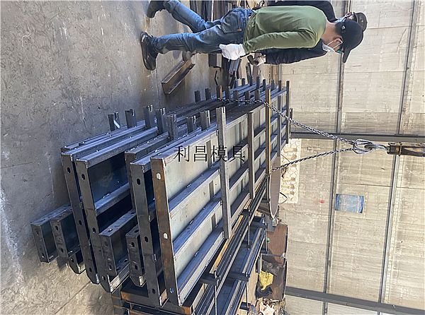 防护墙模板的简单介绍