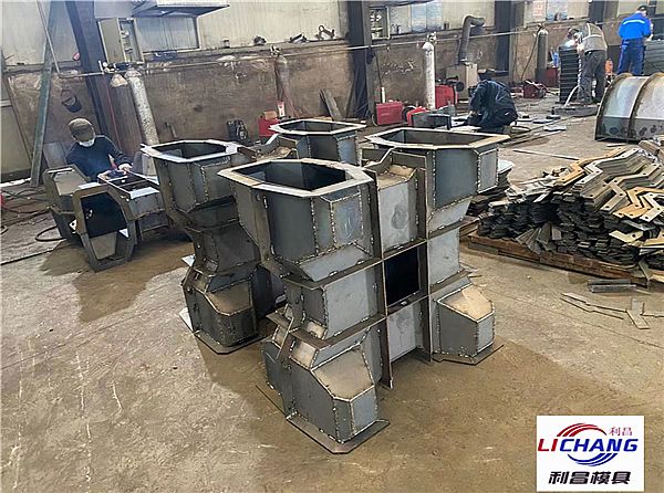 四脚空心预制块模具_简介